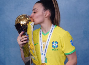 apos-temporada-em-portugal,-natalia-detoni-retorna-ao-futsal-catarinense