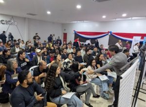 brasileiros-fazem-fila-em-ciudad-del-este-para-conseguir-residencia-no-paraguai