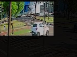 camera-registra-acidente-entre-carro-e-caminhao-na-avenida-tancredo-neves