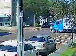 camera-registra-acidente-seguido-de-tombamento-no-centro-de-cascavel