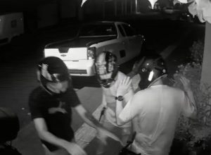 dupla-assalta-motociclista-e-rouba-moto-xre-na-porta-de-casa;-veja-o-momento-do-crime