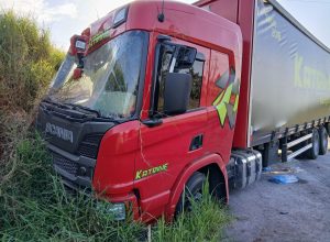 caminhao-sai-da-pista-e-bate-contra-barranco-na-br-467-em-cascavel