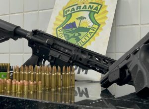 homem-e-preso-com-fuzil,-pistola-e-municoes-apos-abordagem-da-pm-em-matelandia