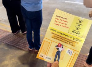 acao-orienta-mulheres-sobre-como-denunciar-importunacao-no-transporte-coletivo