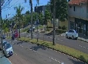 camera-registra-colisao-entre-carro-e-moto-na-avenida-brasil-de-cascavel