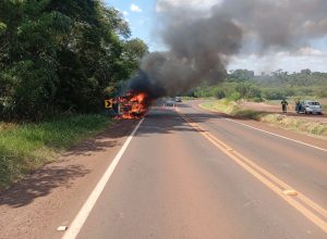 kombi-e-destruida-por-incendio-na-pr-239-entre-assis-chateaubriand-e-jesuitas