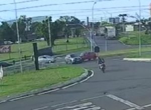 camera-de-seguranca-registra-acidente-entre-gol-e-palio-no-trevo-da-portal-em-cascavel