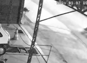 camera-de-seguranca-registra-acidente-que-deixou-motociclista-ferido-na-avenida-corbelia