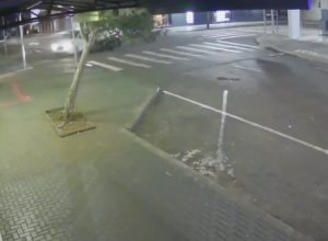 camera-batida-entre-carros-no-centro-de-cascavel