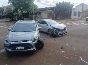 carros-ficam-danificados-em-acidente-no-cruzamento-entre-as-ruas-cuiaba-e-souza-naves