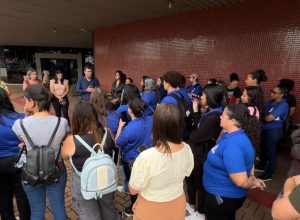 orientadores-sociais-protestam-por-salarios-atrasados-em-cascavel