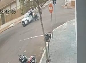 motociclista-morre-apos-colisao-contra-a-lateral-de-carro;-veja-o-momento-do-acidente