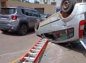 carro-capota-apos-batida-em-cruzamento-com-semaforo-no-centro-de-cascavel
