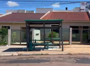 onibus-bate-contra-ponto-de-parada-e-quebra-vidro-em-cascavel