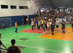 pancadaria-em-jogo-de-futsal-sub-12-no-am-assusta-criancas-e-provoca-invasao-de-quadra;-veja