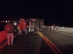 caminhao-tomba-sobre-ponte-na-pr-484-em-quedas-do-iguacu