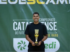 melhor-pivo-da-serie-ouro-relembra-vida-antes-do-futsal:-“trabalhava-em-fabrica-de-racao”