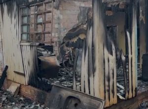 moradora-descarta-cigarro-sobre-sofa-e-causa-incendio-em-casa-que-fica-completamente-destruida