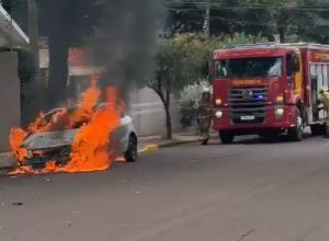 veiculo-e-incendiado-por-dois-homens-encapuzados-no-jardim-la-salle,-em-toledo