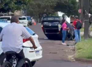 confusao-no-transito:-acidente-entre-tres-carros-e-uma-bicicleta-deixa-dois-feridos