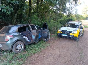 carro-com-cerca-de-20-caixas-de-cigarros-contrabandeados-e-encontrado-em-area-rural-de-ceu-azul
