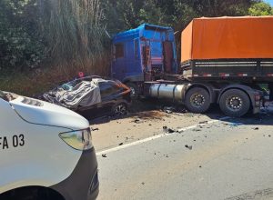 mulher-morre-em-grave-acidente-entre-carro-e-caminhao-na-br-277-em-guarapuava