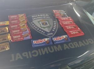 homem-e-detido-apos-tentar-sair-de-mercado-com-chocolates-sem-pagar-em-cascavel