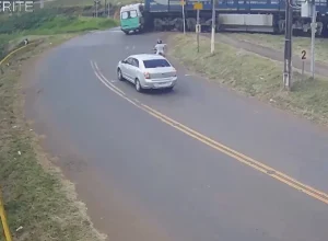 colisao-entre-trem-e-ambulancia-e-registrada-em-jandaia-do-sul;-veja-flagrante