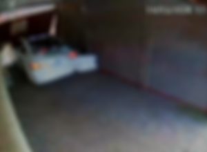 video-mostra-momento-em-que-carro-sai-de-motel-e-destroi-portao-em-cascavel