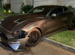 mustang-bate-contra-muro-de-residencia-no-centro-de-cascavel