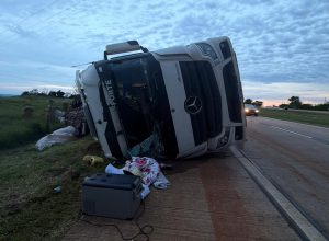 motorista-fica-ferido-apos-caminhao-tombar-na-br-163,-em-lindoeste