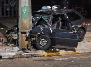 jovem-morre-e-outro-fica-gravemente-ferido-apos-bater-carro-contra-poste-no-centro-de-toledo