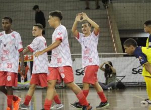 santos-‘empresta’-nome,-cede-uniforme-e-retoma-futsal-sub-20-apos-oito-anos