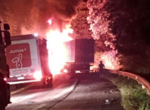 grave-acidente-entre-carro-e-caminhao-termina-com-explosao-e-uma-morte-na-br-277-em-matelandia