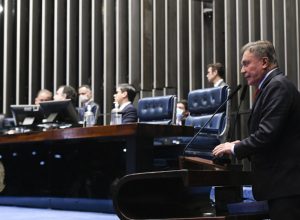 alvaro-dias-recebe-convite-de-flavio-bolsonaro-para-disputar-governo-do-parana