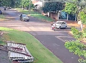 camera-flagra-acidente-entre-carro-e-moto-no-bairro-nova-cidade,-em-cascavel