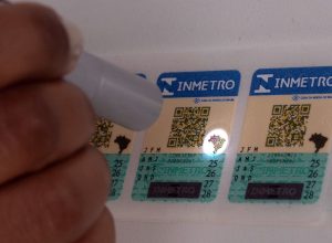 selos-antigos-do-inmetro-para-capacete,-extintor-e-gnv-vencem-em-marco