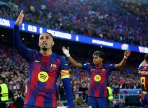 raphinha-marca-dois-em-goleada-do-barcelona-na-liga-dos-campeoes