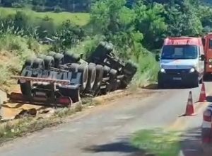 caminhoneiro-fica-preso-as-ferragens-apos-tombar-carreta-de-soja