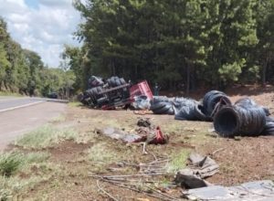 motoristas-registram-dois-caminhoes-tombados-em-rodovia;-estado-das-vitimas-nao-divulgado