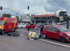motociclista-fica-com-fratura-aberta-na-perna-apos-ser-atingido-por-carro-em-cruzamento