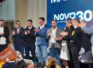 novo-comunica-“desembarque”-do-grupo-de-ratinho-jr.-e-estreita-alianca-com-flavio-e-moro