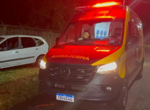 mulher-fica-ferida-apos-bater-carro-contra-muro-no-bairro-pioneiros-catarinenses