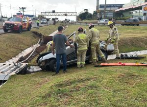 carro-capota-apos-sair-da-pista-no-trevo-cataratas-e-deixa-tres-feridos-em-cascavel