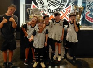 museu-do-corinthians-recebe-visita-de-atletas-do-futsal-down-do-clube