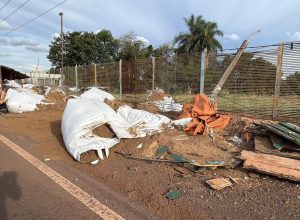 caminhao-tomba-e-derruba-postes-na-marginal-da-br-277-em-cascavel