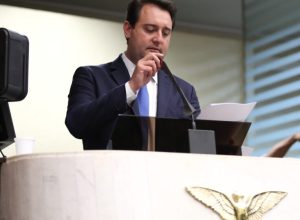 o-que-levou-ratinho-junior-a-desistir-da-pre-candidatura-a-presidencia-da-republica