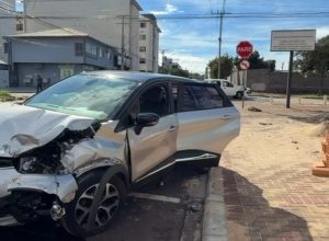 mulher-fica-ferida-em-acidente-entre-carros-no-bairro-tropical,-em-cascavel