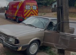 idoso-perde-o-controle-de-carro-ao-tentar-dar-“tranco”-e-bate-o-veiculo;-veja-o-video