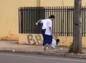 video:-homem-com-tornozeleira-e-soro-na-mao-e-agredido-no-centro